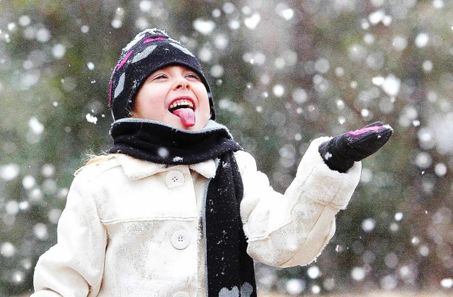 Ловить ртом воздух. Дети в снегу. Ловить снежинки. Ловит снег. Девочка ловит снежинки.