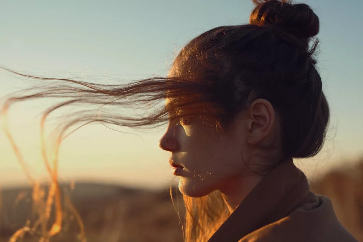 Платье развивающееся на ветру. Ветер буря. Помощь художникам волосы. Боль абстракция. Растрепанные волосы.