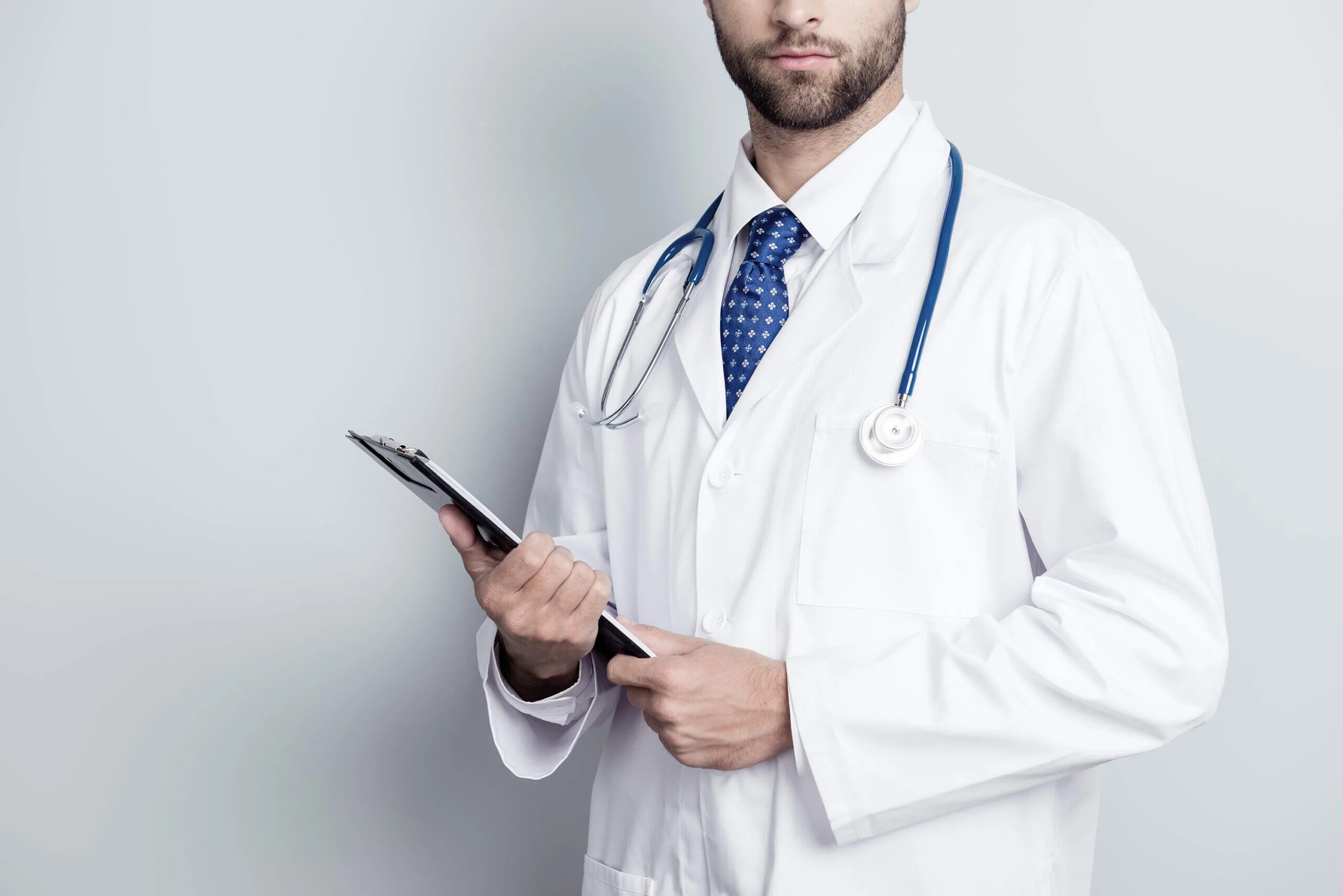 консультация врача. врач на сером фоне. мужа не стоит врача. пожилой врач. врач у окна.