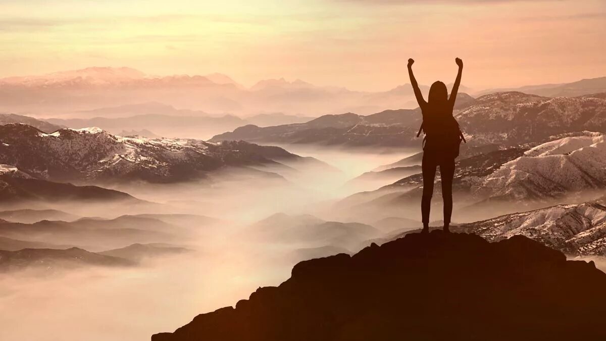 Человек на вершине горы. Успех в жизни человека. Человек победитель. Вершина. Препятствия в жизни.