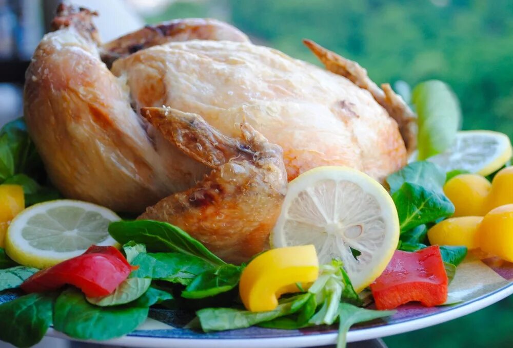 Курица в духовке. Курица в духовке на соли целиком с хрустящей корочкой. Курица на солевой бане. Сколько соли на курицу в духовке целиком. Цельная курица на соли в духовке.