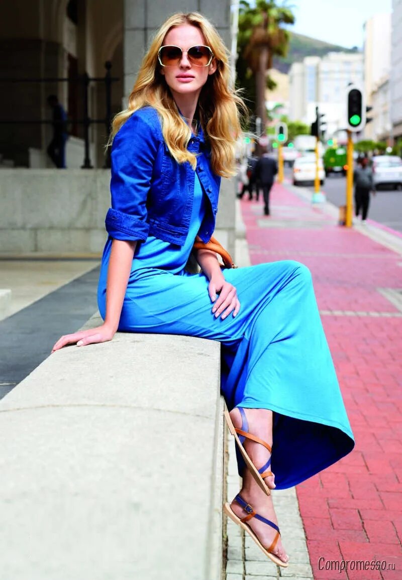 одежда в голубых тонах. глубокий синий цвет в одежде. католические сестры голубая одежда синяя. голубой цвет в одежде. синий с белым в одежде.