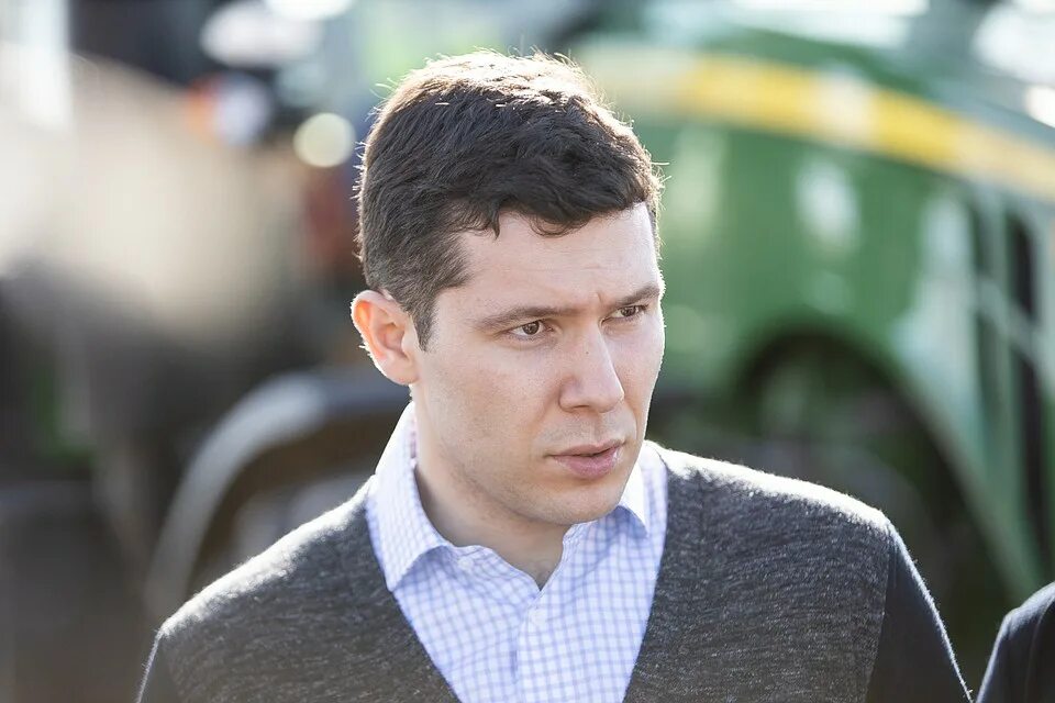 алиханов зеленые глаза