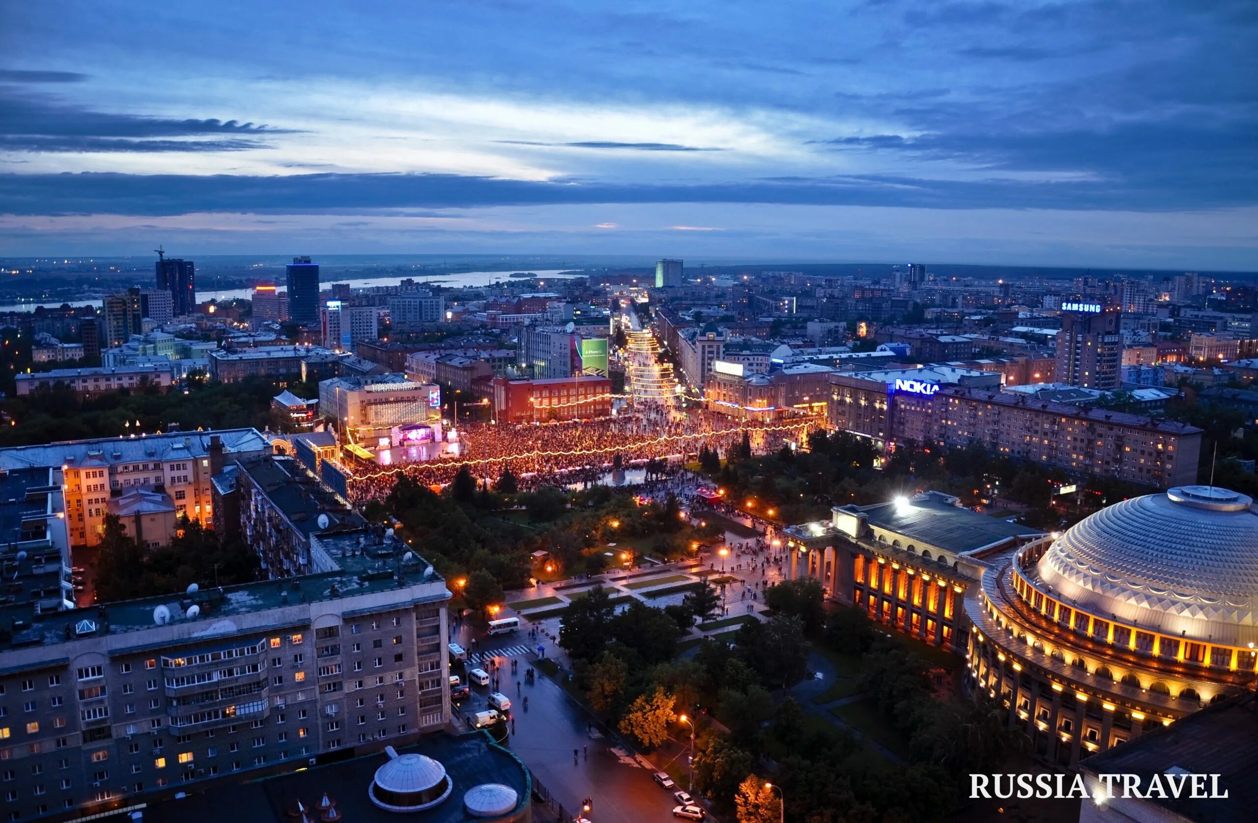 Купить джив новосибирск. Новосибирск центр города. Оперный театр Новосибирск gelio. Ночной Новосибирск площадь Ленина. Gelio ночной Новосибирск.