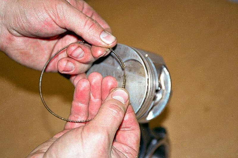 Как установить кольца на поршень змз 406. Как правильно собрать кольца. Как правильно собрать кольца. Поршневые кольца зил 130 схема установки. 4.