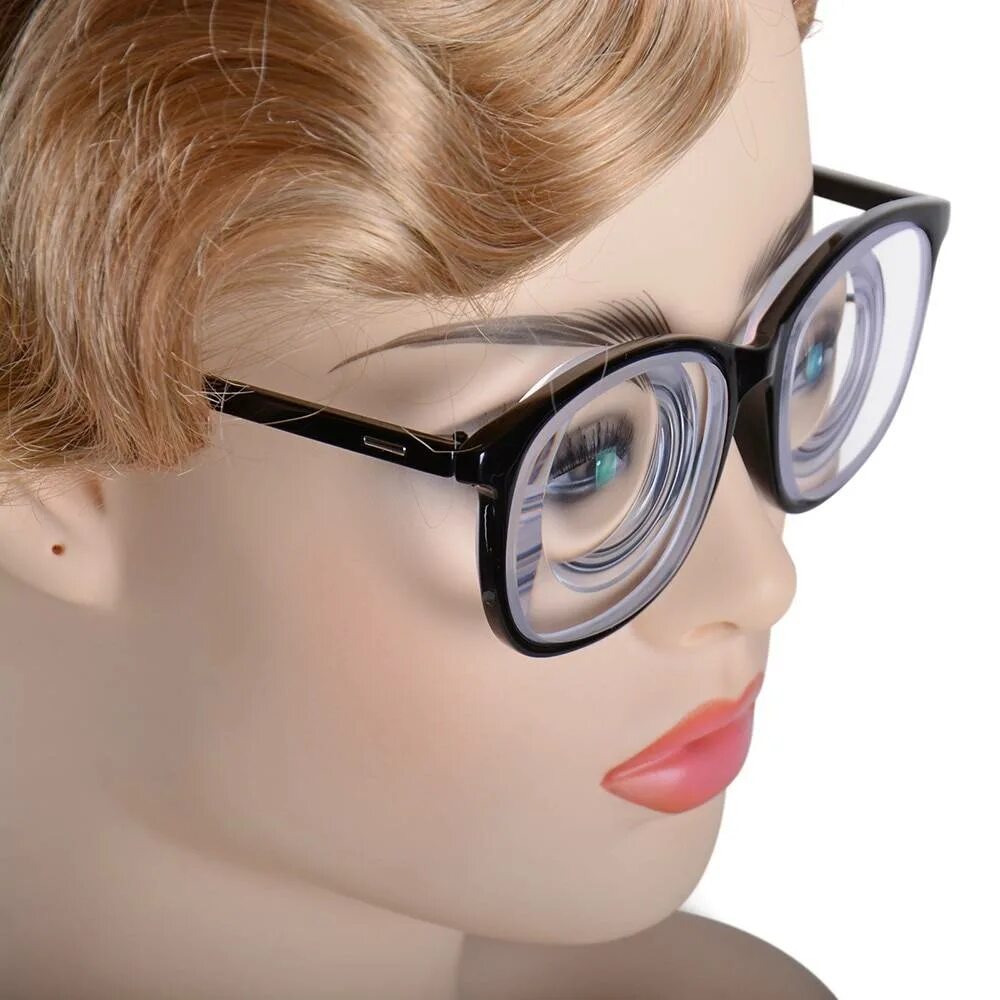 Glasses cute. Девушка в солнцезащитных очках. Девушка в очках. Макияж для девушек в очках. Фетиш на очки.