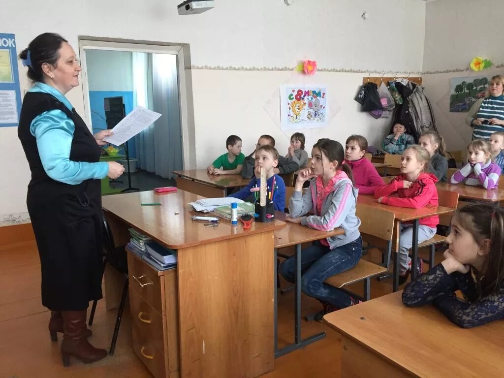 Красная долина поликлиника. Деревенский клуб. П красный работа. Аллея памяти красный яр. Турчинского красная поляна школа.