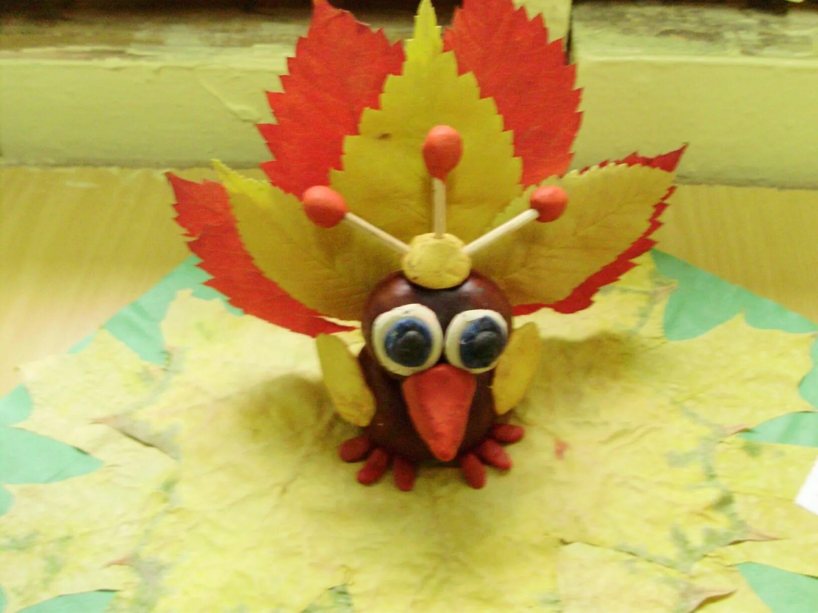 подделки из пластилина и листьев. поделки из листьев пластилина. поделка из кленовых листьев и пластилина. лепка из пластилина на тему осень. поделки из листьев пластилина.