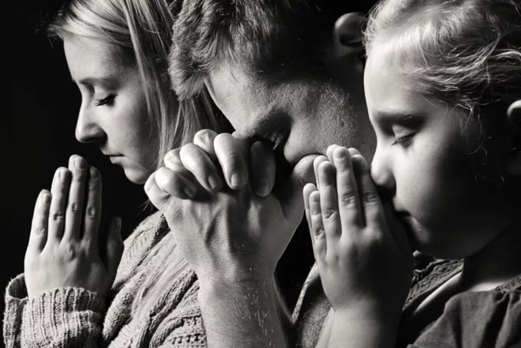 Прощенный родителями ребенок. Человек молится. Люди молятся вместе. Семья плачет. Грустная семья.