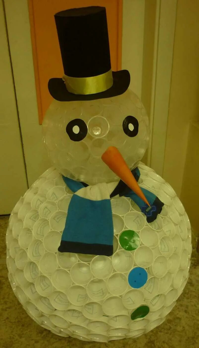 снеговик из пластиковых стаканчиков. снеговик из белых стаканчиков. глаза для снеговика из стаканчиков. снкговие из плвстиковых стакнсиеов. поделки из стаканчиков.