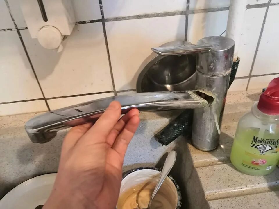 Водопроводный кран для ванной. Поломанный смеситель для ванной. Сломанный смеситель на кухне. Кран смеситель. Сломанный кран.