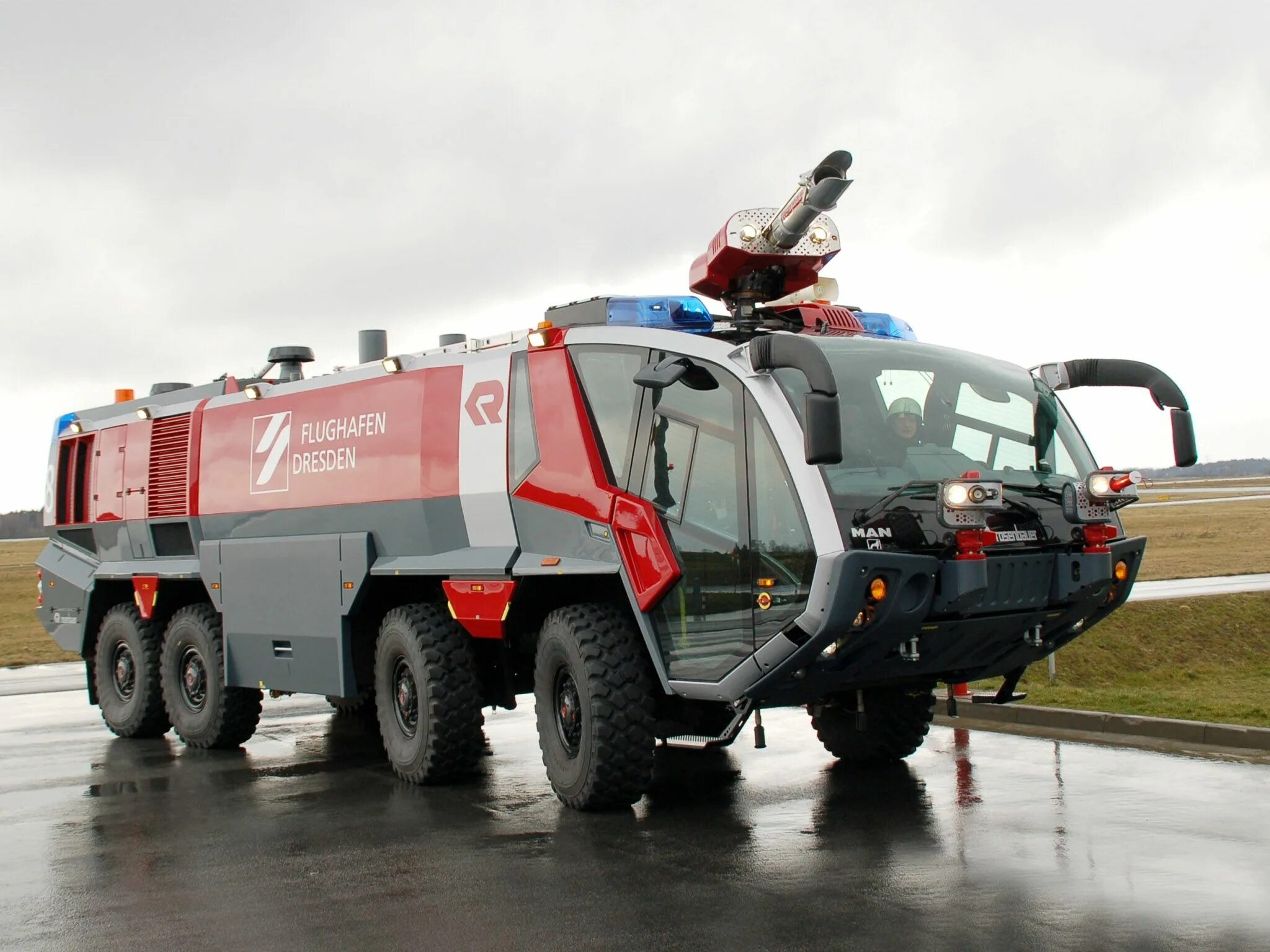 Пожарная машина Rosenbauer Panther 8x8. Аэродромный пожарный автомобиль Rosenbauer. Аэродромная пожарная машина Rosenbauer. Пожарная машина аэропорта Rosenbauer Panther. Аварийно спасательный комплекс