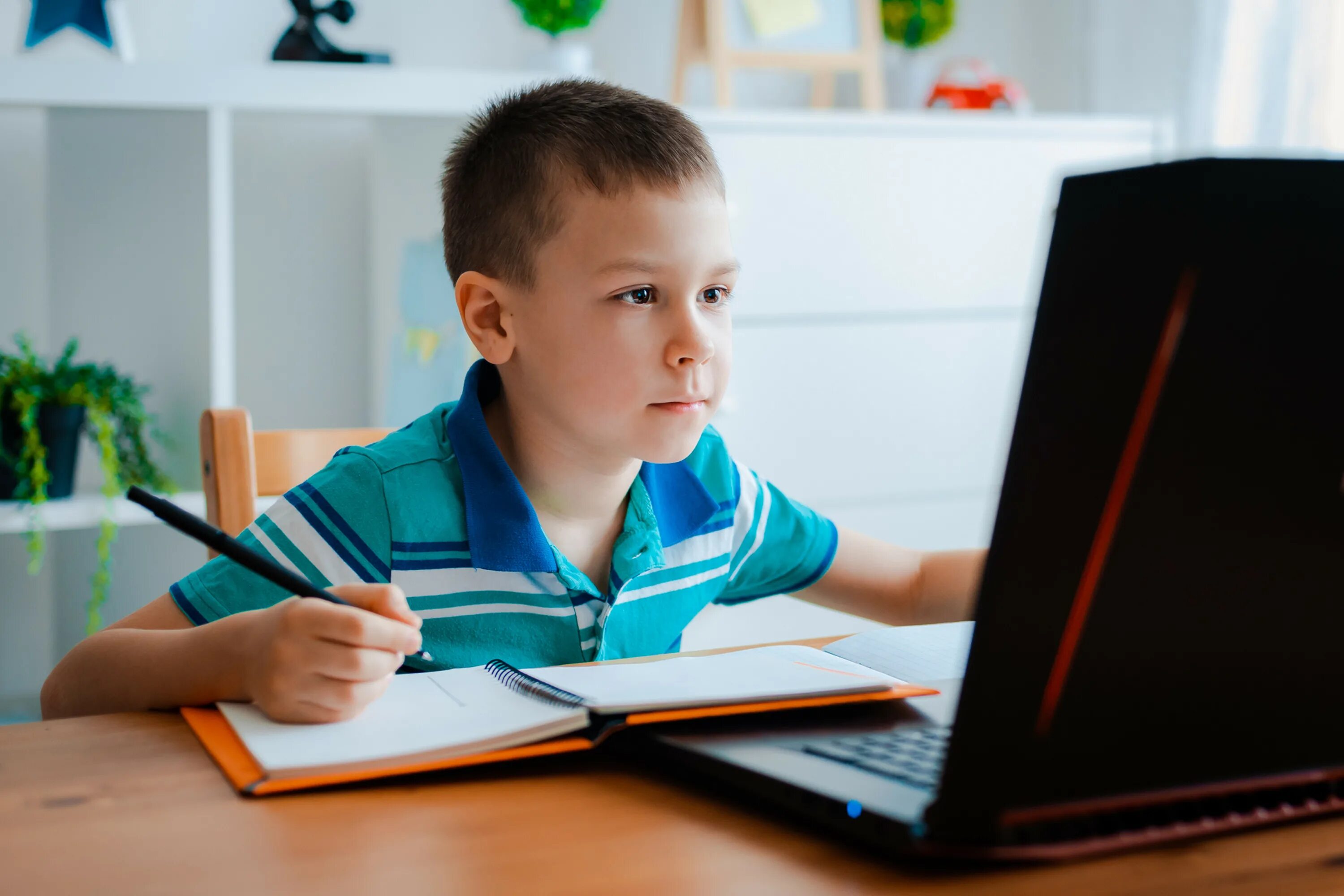 1 класс 1 ученик 1 компьютер. Ребенок за компьютером. Дети школьники. Ученик. Компьютер для школьника.