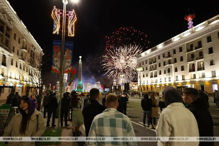 Салют в минске 9 мая 2024. День победы в минске 2022. салют минск 9 мая 2022. площадь победы минск 9 мая салют. салют в парке победы вчера.