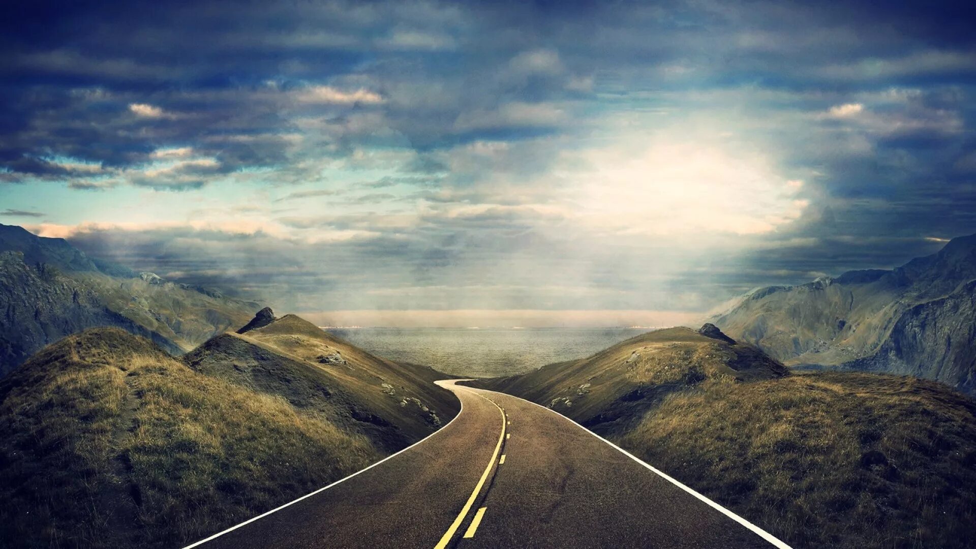 Пейзаж с дорогой. Солнце на дороге. Извилистая тропа уходящая в даль. Дорога путь. Дорога в лесу.