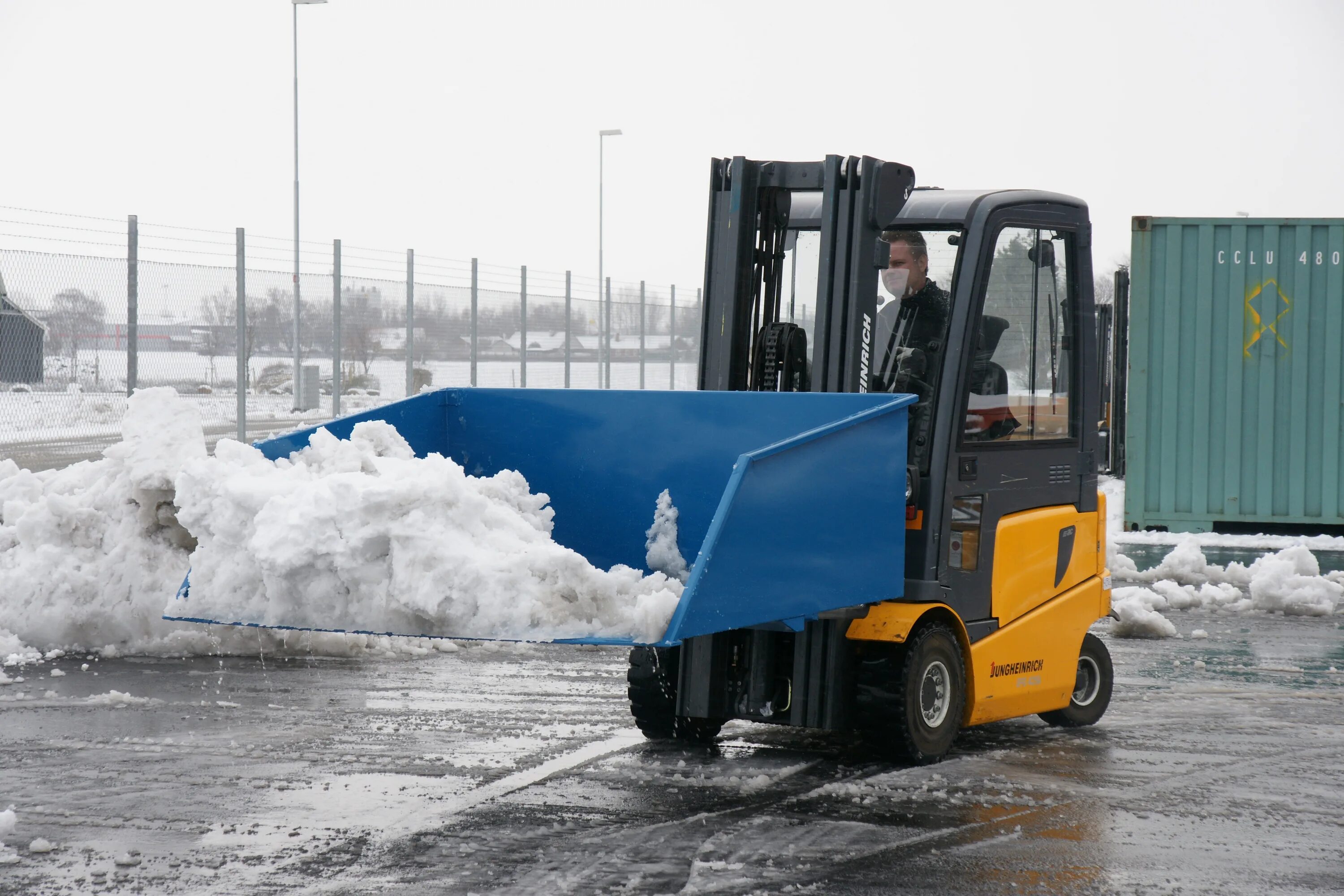 Case 721f. Погрузчик для снега. Мини погрузчик jcb 135 уборка снега. Погрузчик для снега. Катерпиллер снегоуборочный.