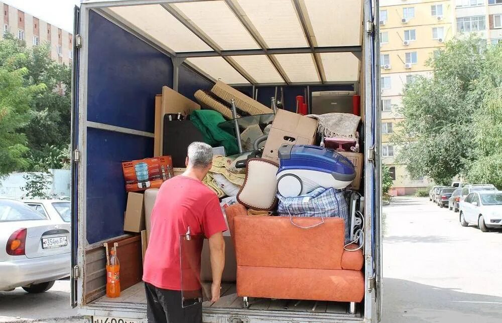 Грузчики. Грузовик с мешками. Разгрузка газели. Грузчик мебели. Груженный предложение.