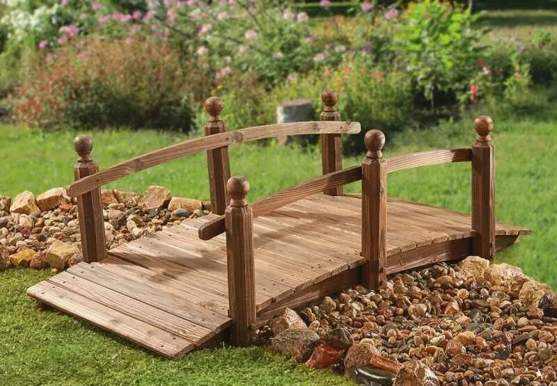 Сделать мост своими руками. Мостик в огороде. Декоративный мостик в огород. Мостик в саду из бруса. Прямой садовый мостик из дерева.