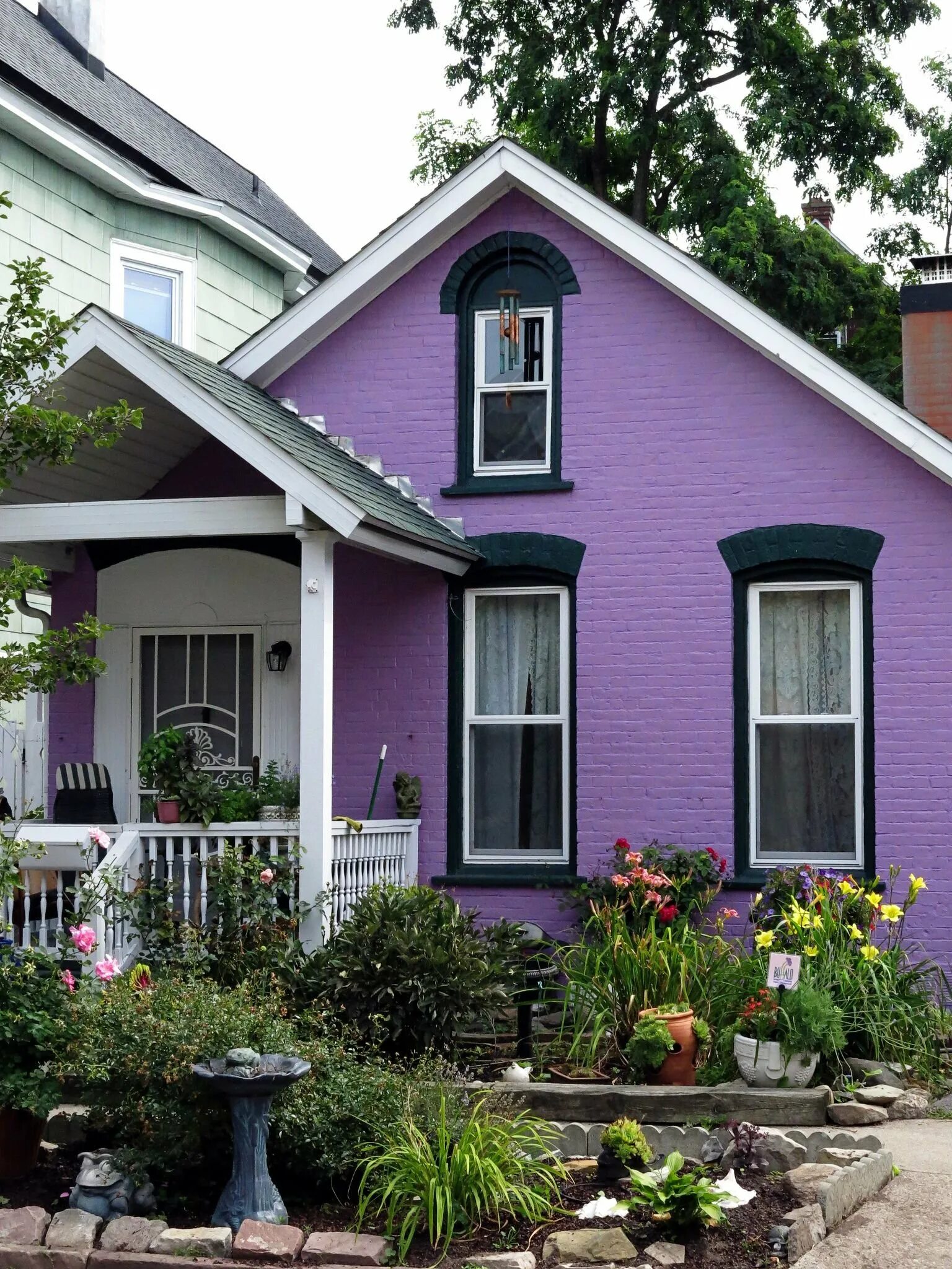 Покрасить дом на даче цвета. Цветные фасады домов. Цвета фасадов домов. Фиолетовый дом. Дом сиреневого цвета.