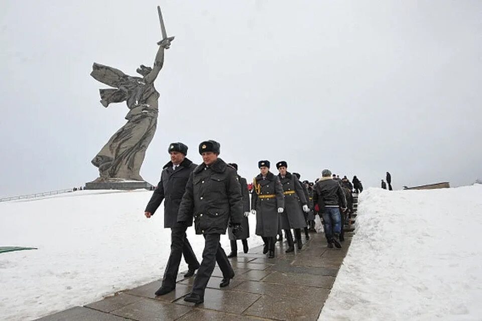 Федосеев сталинград. Урюпинские девчата за сталинград. Солдаты радуются победе под сталинградом. Ww2 battle of stalingrad. Бойцы зимой великая отечественная сталинград.