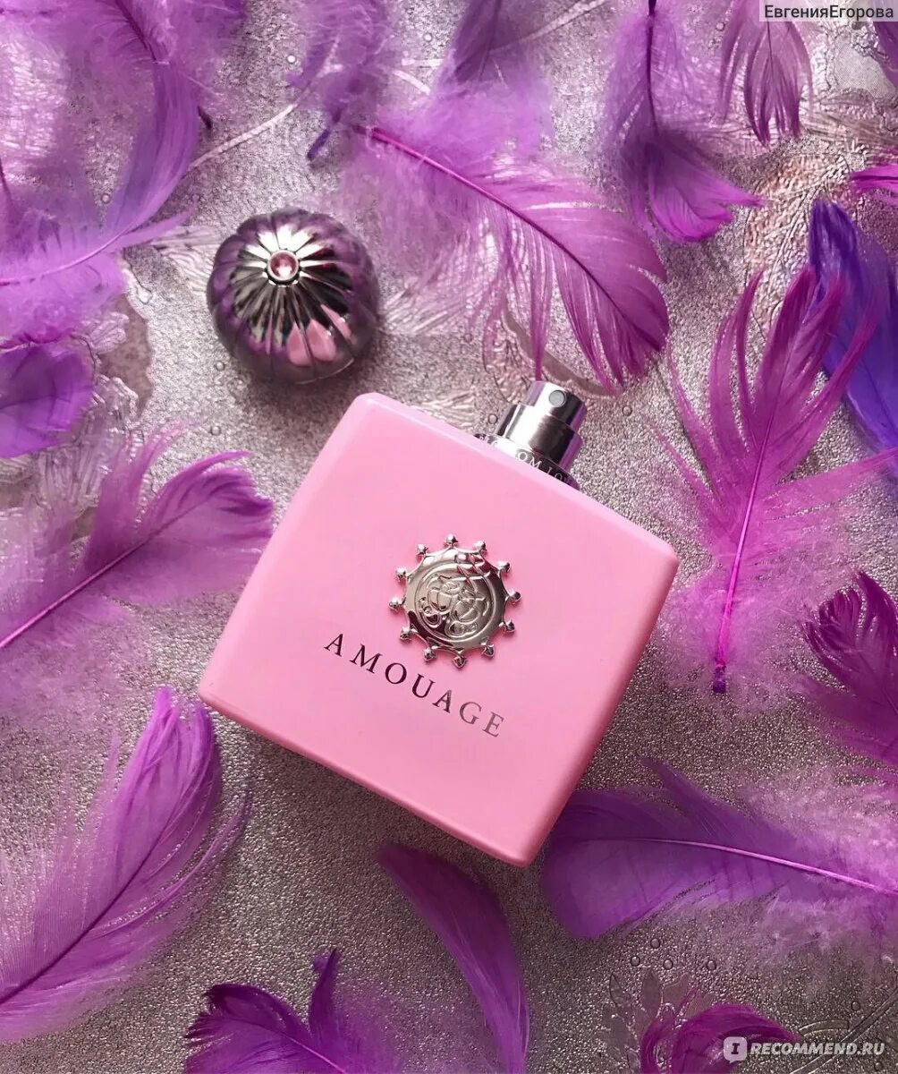 Amouage Blossom Love. Духи Амуаж блоссом лав. Амуаж розовый аромат. Амуаж розовый