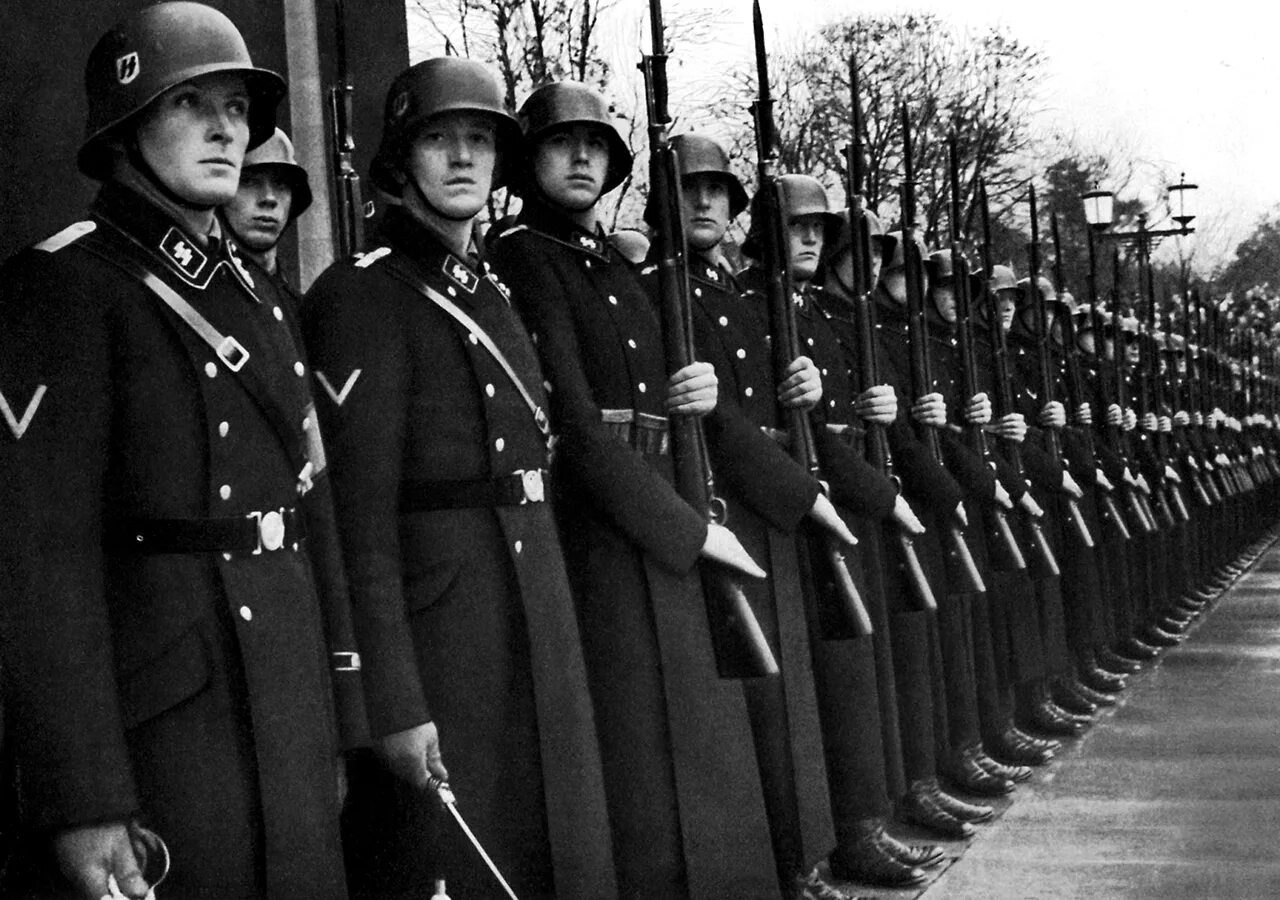 Солдат дивизии Waffen SS Лейбштандарт. Сс три