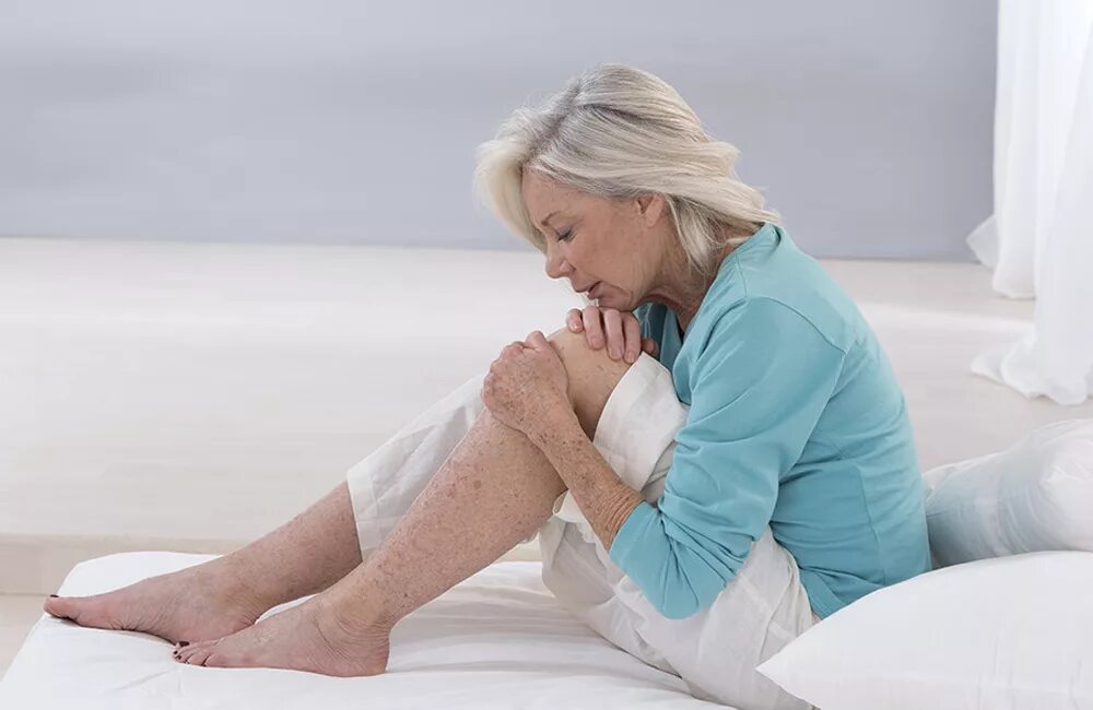 женщина боль. боль в суставах. боли в ногах у женщин после 50. икры ног. боли в ногах у женщин после 50.