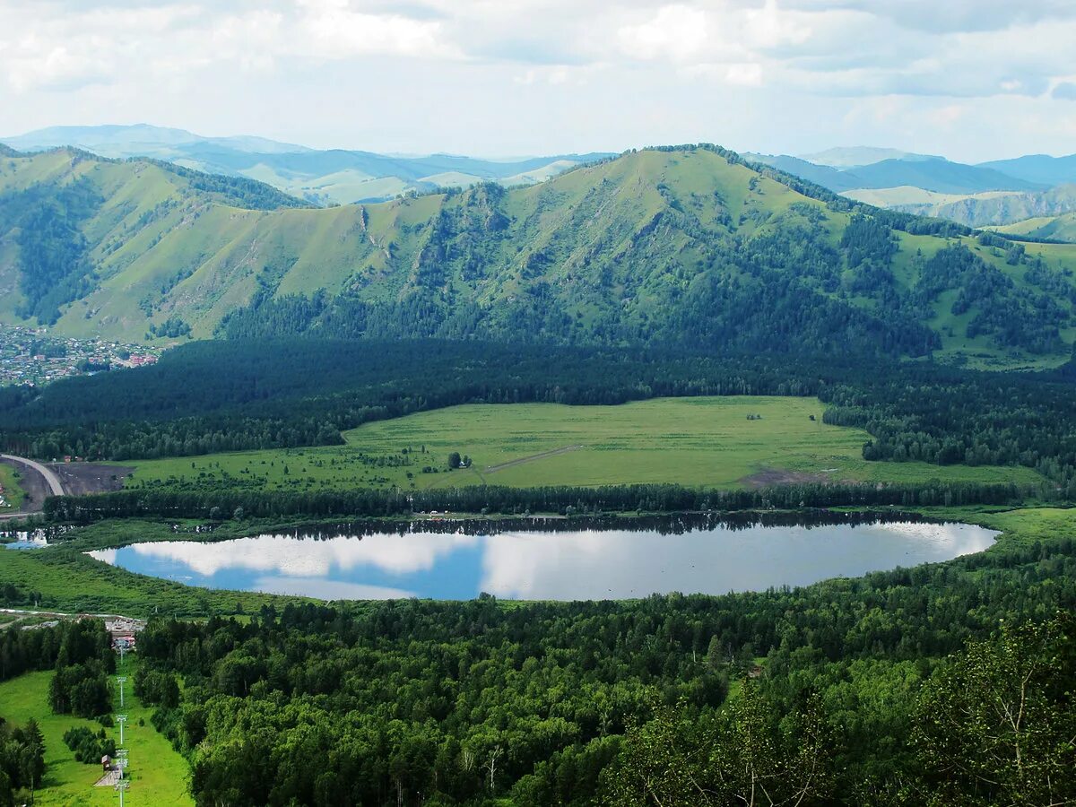 Стекло горно алтайск. Озеро Манжерокское горный Алтай. Горно Алтайск озеро Манжерок. Гора малая Синюха горный Алтай. Озеро Манжерок горный.