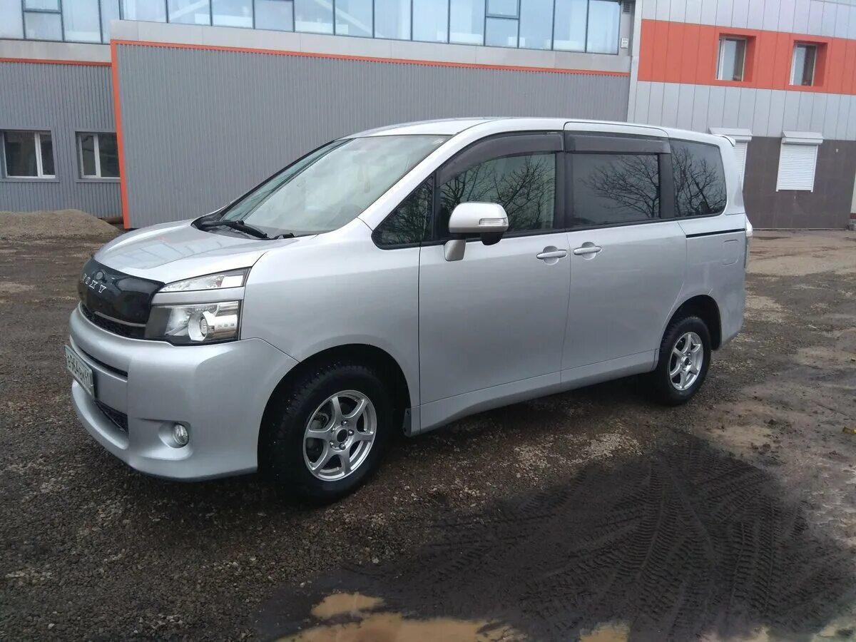 Продажа тойота в амурской области. Минивэн Тойота Вокси. Toyota Voxy II. Минивэны Тойота Вокси 2016. Тойота Вокси 7 местный.