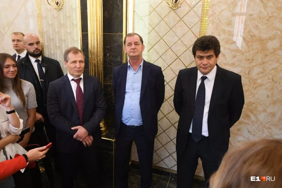 В школе Екатеринбурга повесили люстру над футбольным стадионом. Ремонт делает Си