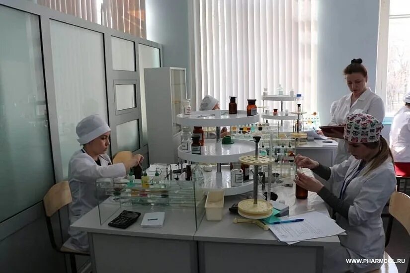 Студенты провизоры. Колледж на фармацевта. Колледж на фармацевта. Учеба в медицинском колледже. Колледж на фармацевта.