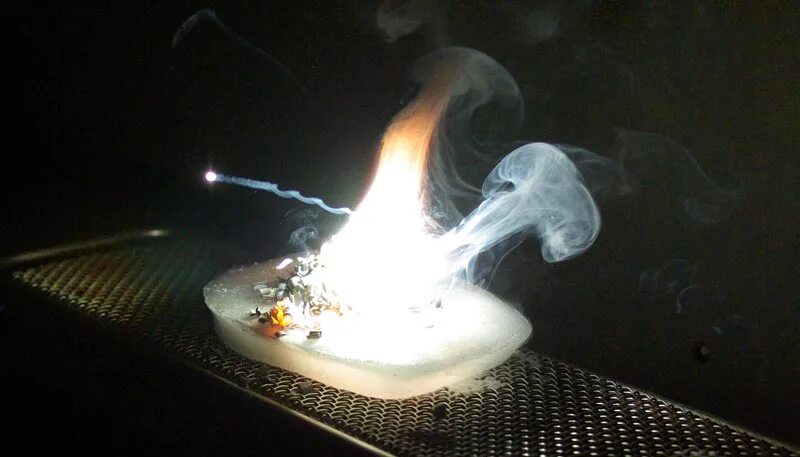 Магний в сигнальных ракетах. Магнезия горит. Магнезия горит. Магнезия горит. Горение магния.