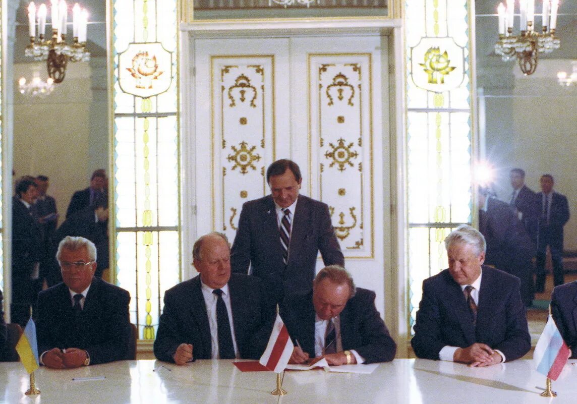8 декабря 1991 года был подписан. Кравчук, Шушкевич, Ельцин Беловежская пуща 1991 8 декабря. Беловежская пуща соглашение 1991 года. Ельцин Шушкевич Беловежская пуща. Ельцин Кравчук и Шушкевич Беловежское соглашение.