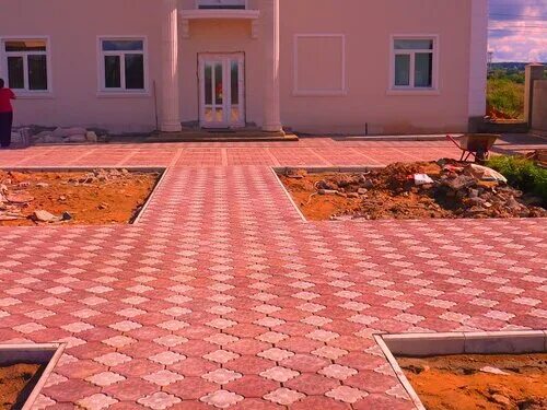 Плитка тротуарная 200х100х60 укладка. Английский булыжник тротуарная. Укладка брусчатки в одинцовском районе. Проекты укладки тротуарной. Плитка по отмостке.