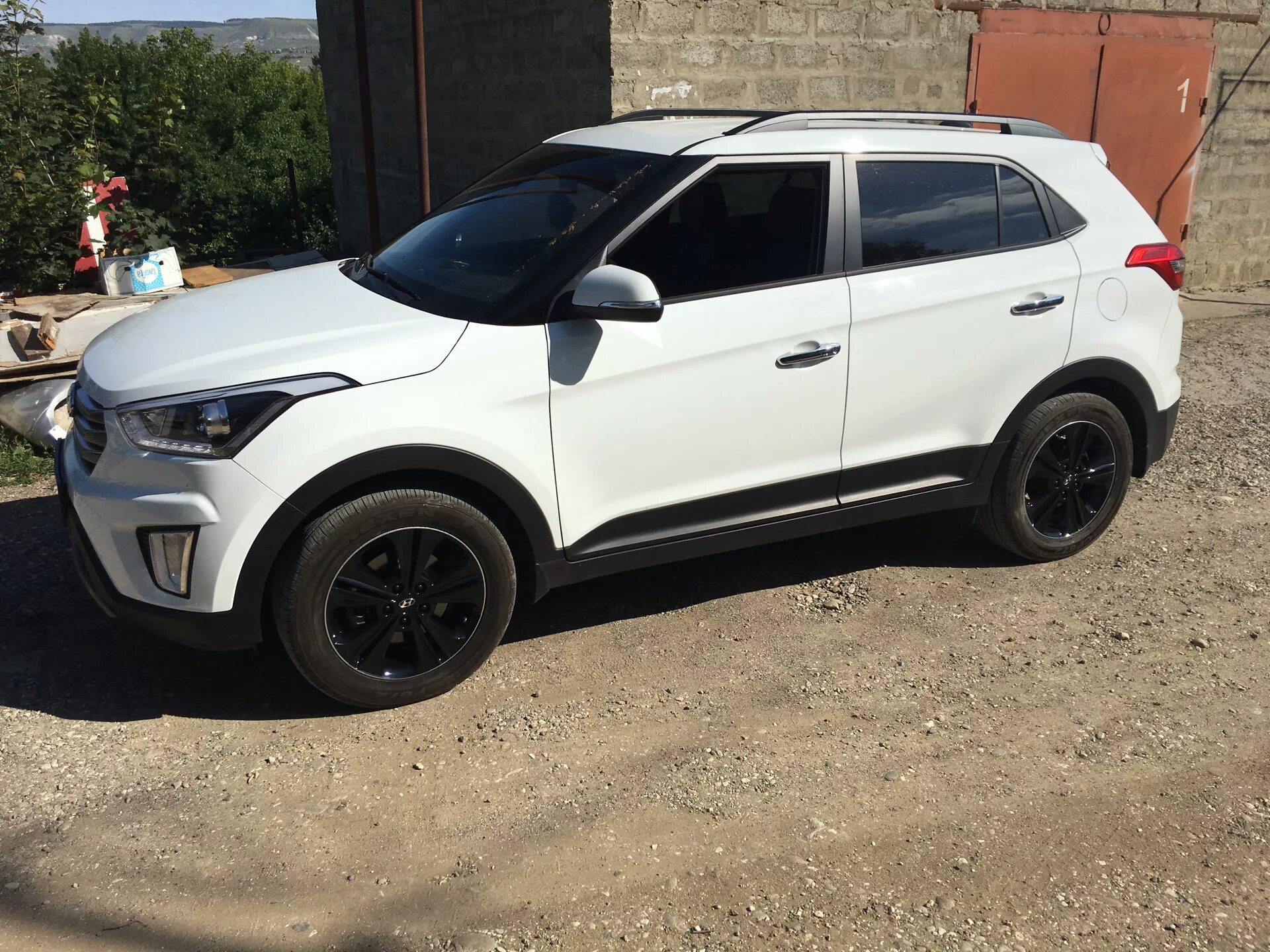 Creta hyundai 17. Белая Creta Hyundai диски 16. Hyundai Creta r17. R16 на Хендай Крета. Hyundai Creta белая.