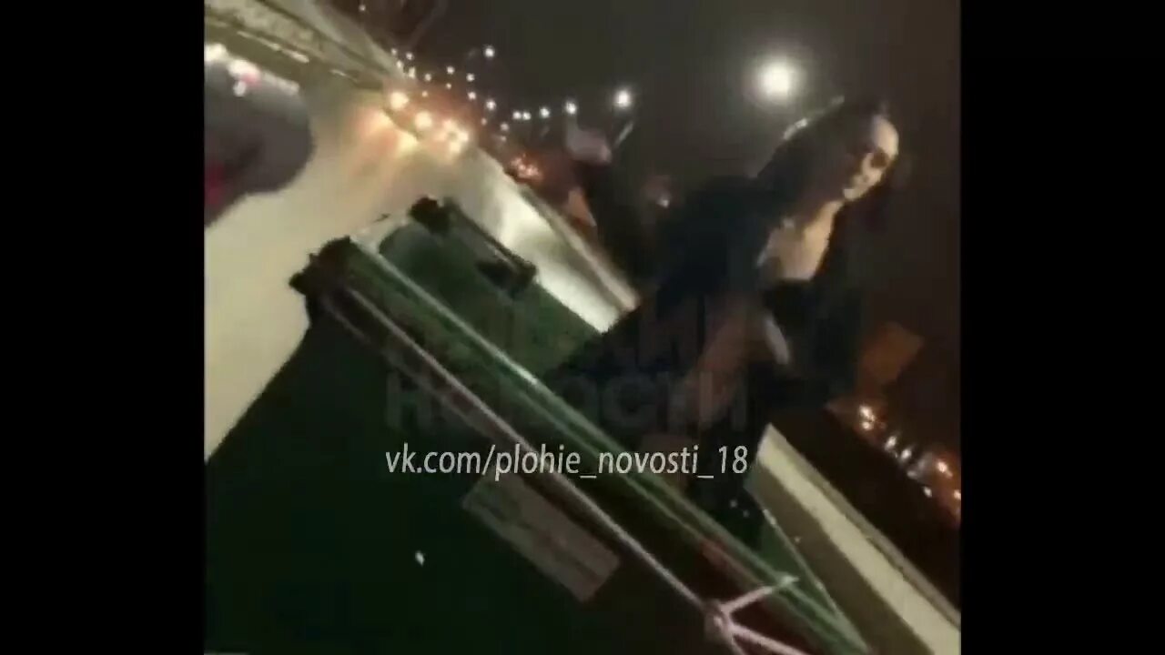 Зайдя за мусорный бак, девушка трахается с парнем на улице