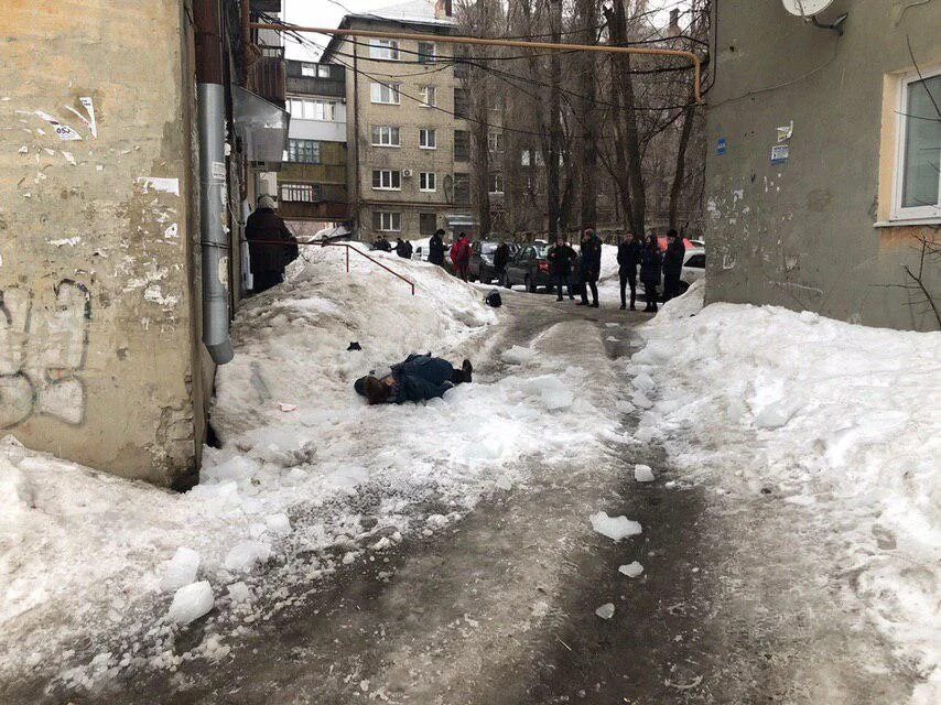 На город вечер упадет ледяной. Сход снега с крыши. Снегопад в Саратове. Фрунзенская снег. Обрушение из-за снега.