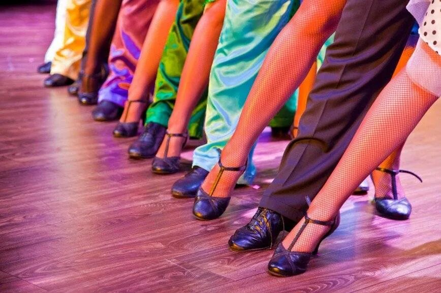 Танец где танцуют ногами. Танец ногами. Танцевальные ноги. Ноги танцуют. Танцевальные туфли на ноге.
