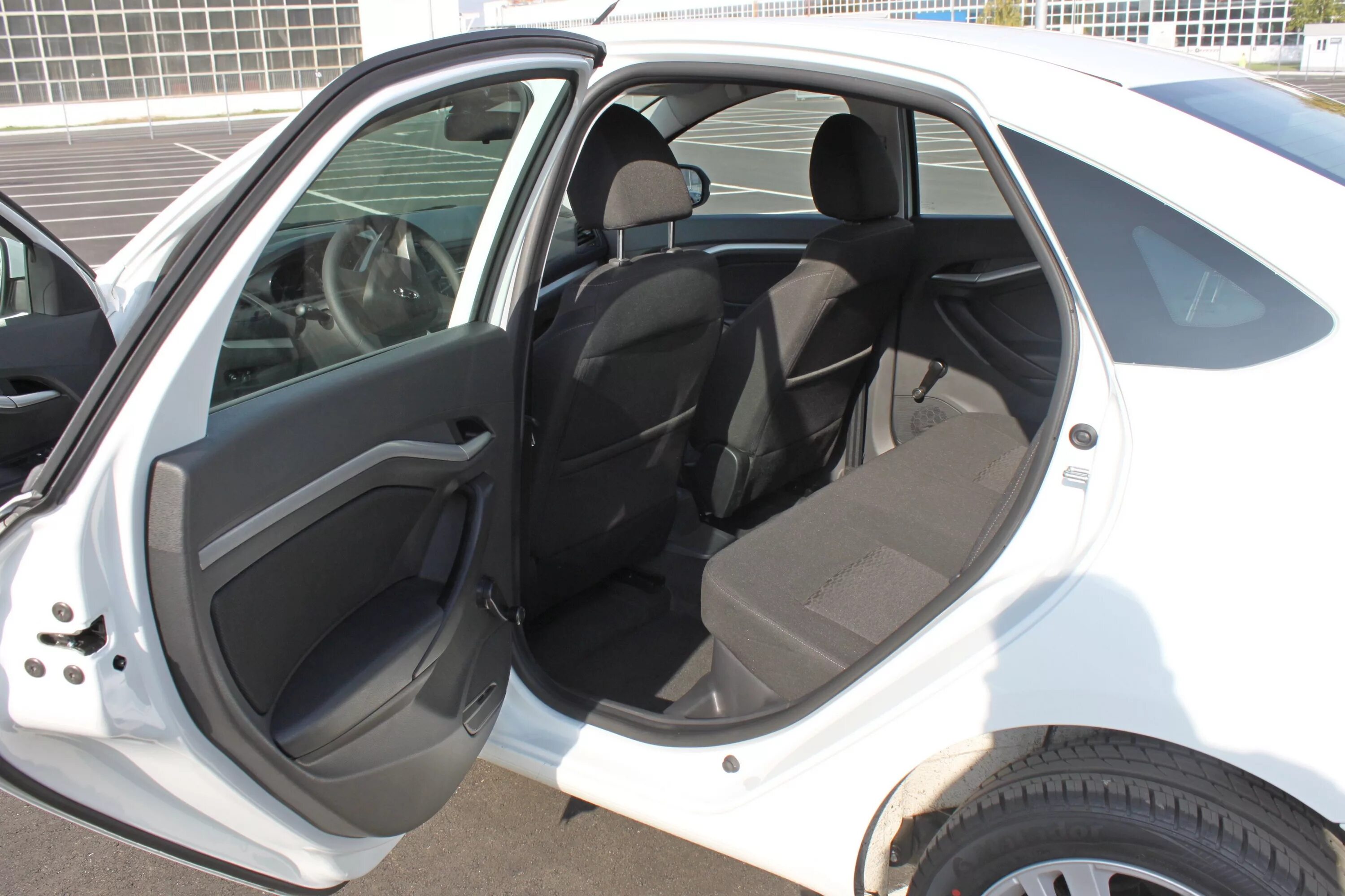 оклейка дверных проемов авто. Renault duster 2021 дверь. дверной проём сааб 9-3. аэрография в проеме двери авто. проем двери авто.