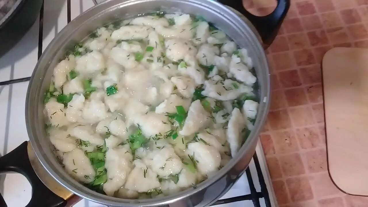 Бабушкины галушки суп. Бабушкин суп с галушками. Бабушкин суп с пельменями. Бабушкин суп с клецками