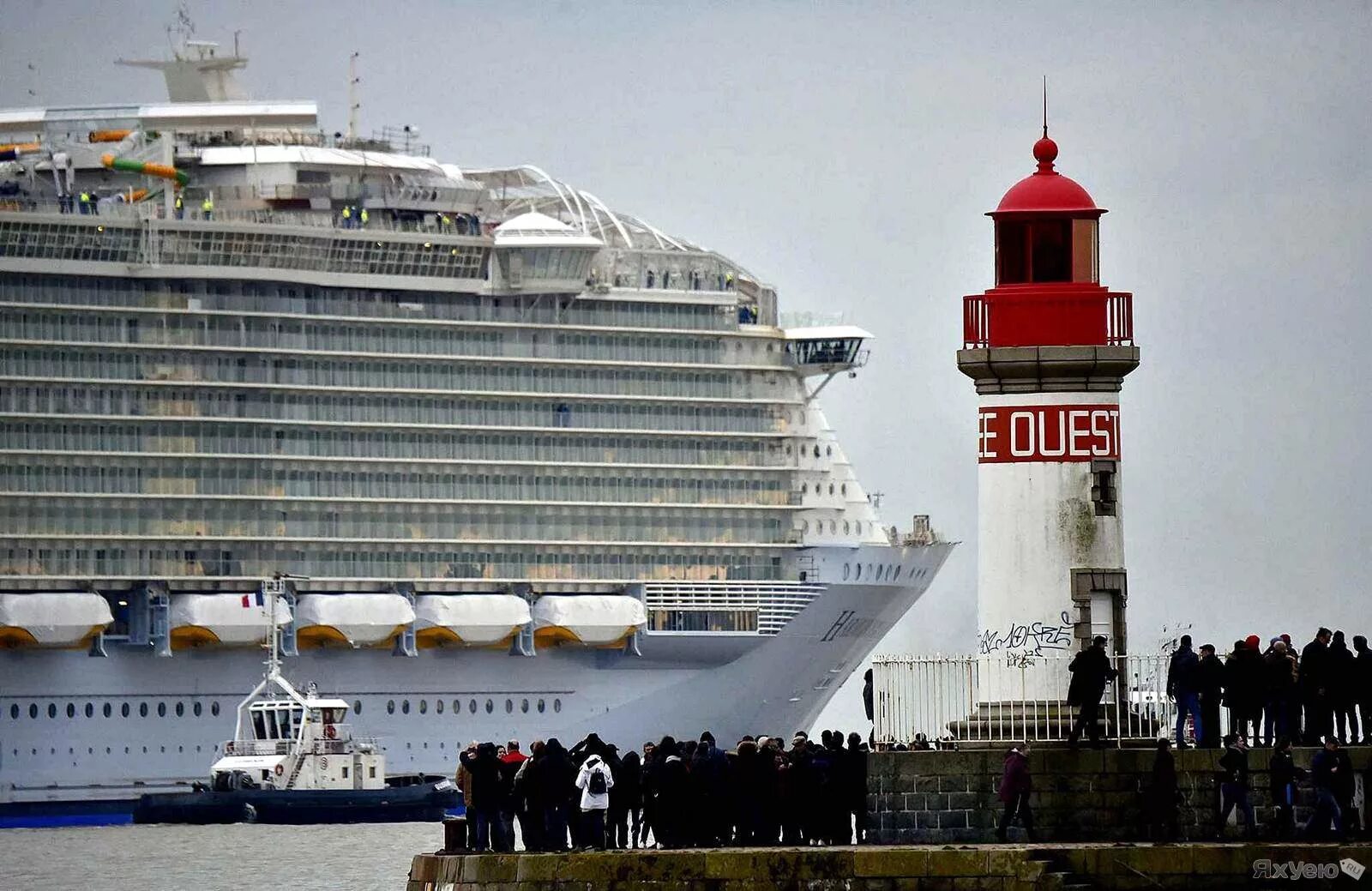 Самый большой круизный лайнер в мире. Лайнер 16 этажей круизный. Самый большой круизный лайнер в мире. Коста смеральда лайнер. Лайнер оазис и титаник.