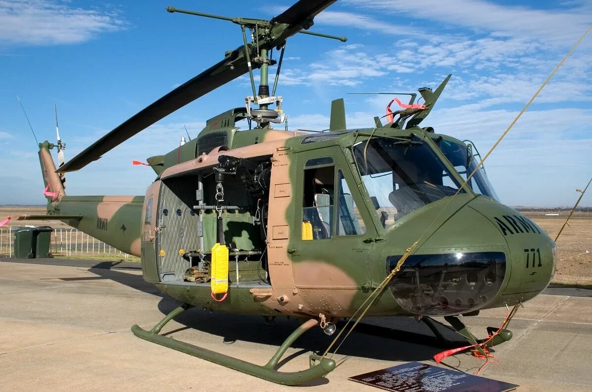 Uh 1 вьетнам. Bell uh-1 iroquois вьетнам. bell huey ii uh-1h. bell uh-1 «хьюи». bell uh-1 iroquois кабина.