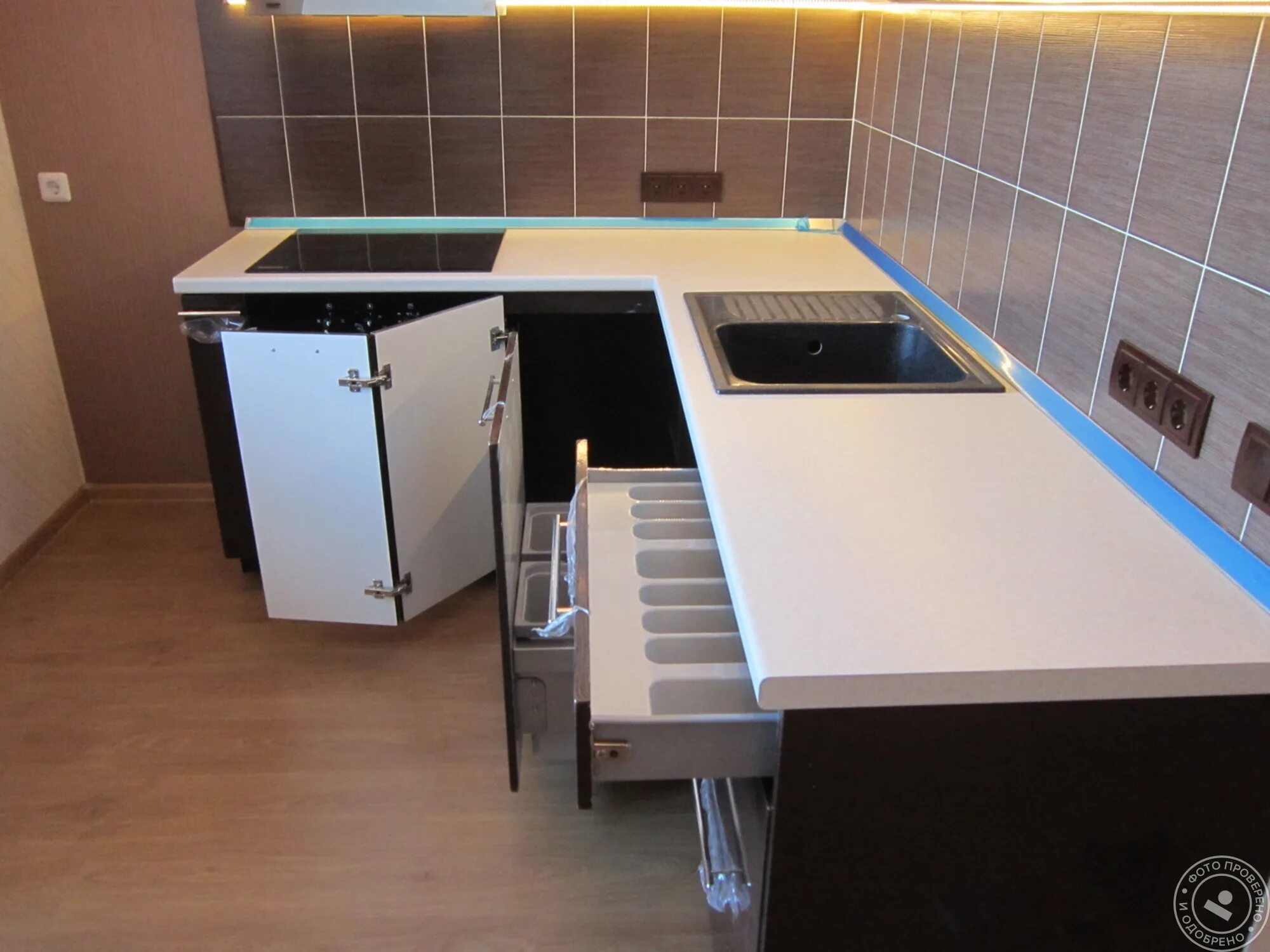 Нависание столешницы над ручкой gola. Нависание кухонной столешницы. Кайндл 37905. Блестящая столешница на кухне. Выступ столешницы на кухне.