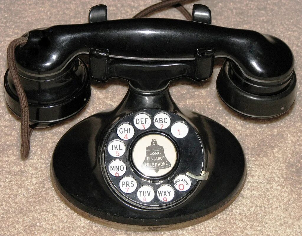 Покупка старых телефонов. Старинный телефонный аппарат. Старый телефон. Древние телефоны. Телефон 1930-х годов.