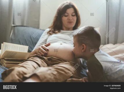 Baixe imagens, ilustrações e vetores de alta qualidade de Pregnant mom talk...