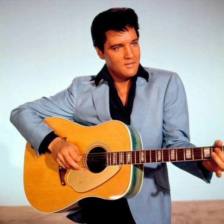 Гитара элвиса. Элвис пресли. гитара элвиса пресли. elvis presley с гитарой. гитара элвиса пресли фото.