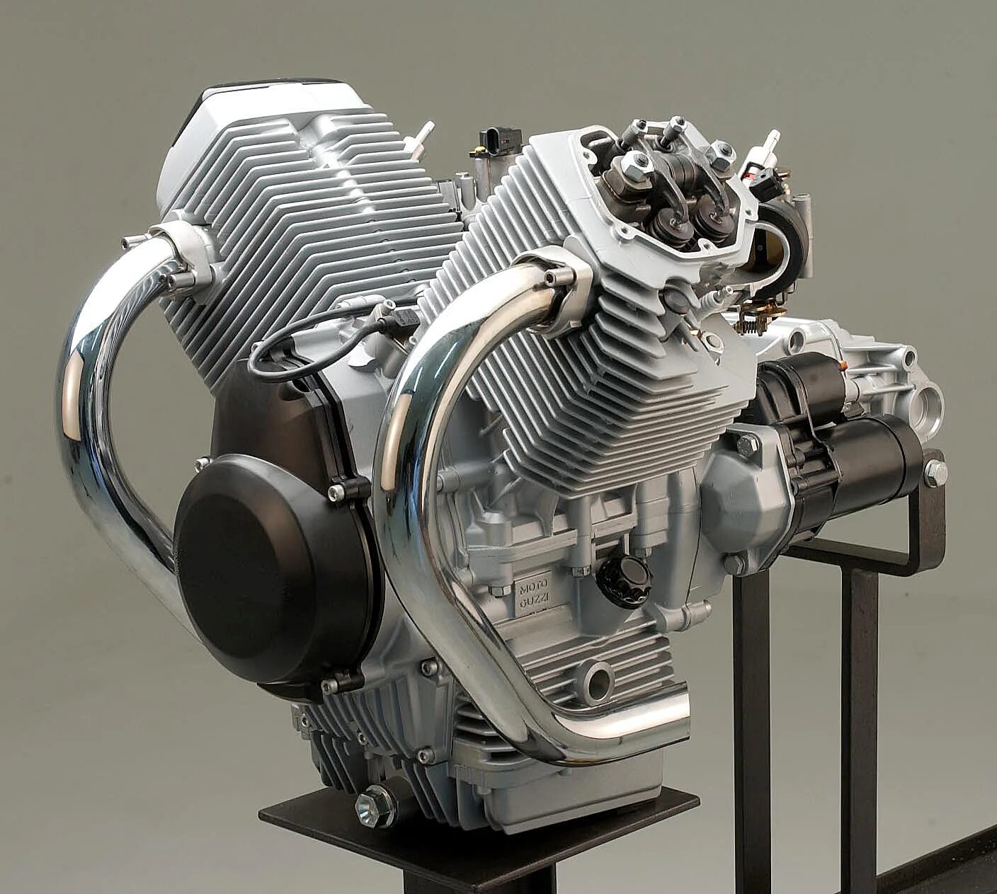 Купить мотор на мотоцикл. Moto Guzzi 750 двигатель. Генератор Moto Guzzi Breva 750. Moto Guzzi двигатель. Двигатель мотоцикла Honda nf750.
