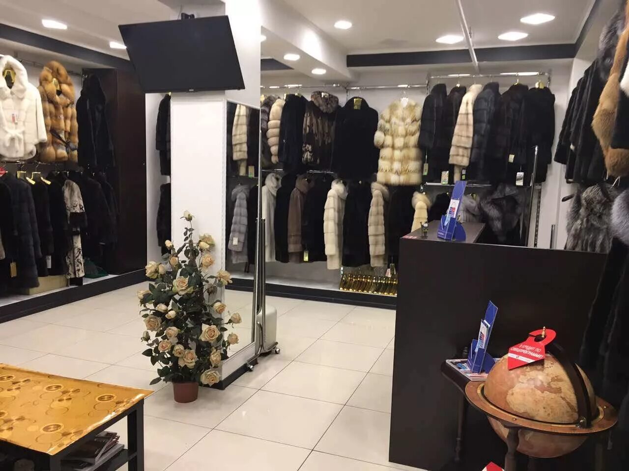 Магазин шуб. Гардероб с шубами. Магазин одежды шубы. Шубы на рынке. Магазин шуб.