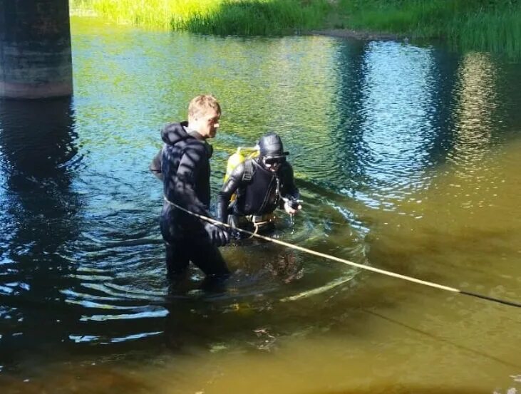 Утонули молодыми. Водолаз спасатель. Водолаз под водой.