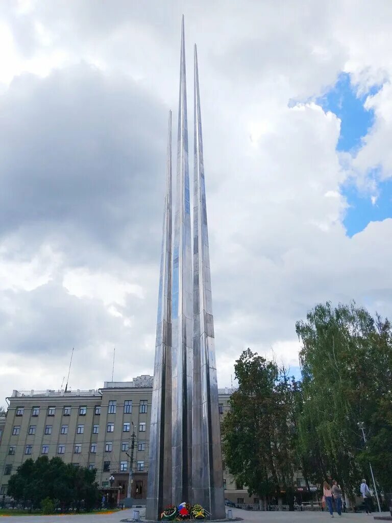 Монумент три штыка тула. Три штыка тула фото. Памятник три штыка в туле. Тула площадь победы вечный огонь. Три штыка тула.